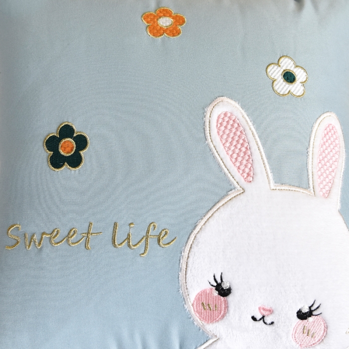 91家纺网 家纺一手货源 找家纺 阳光依佰抱枕被 2022新款磨毛小兔子贴布刺绣靠枕靠垫抱枕被 婴儿蓝