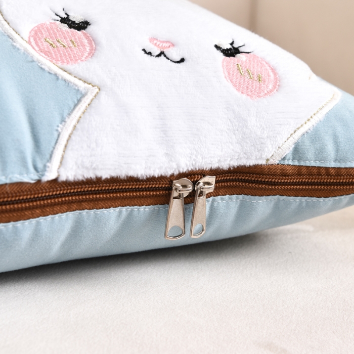 91家纺网 家纺一手货源 找家纺 阳光依佰抱枕被 2022新款磨毛小兔子贴布刺绣靠枕靠垫抱枕被 婴儿蓝