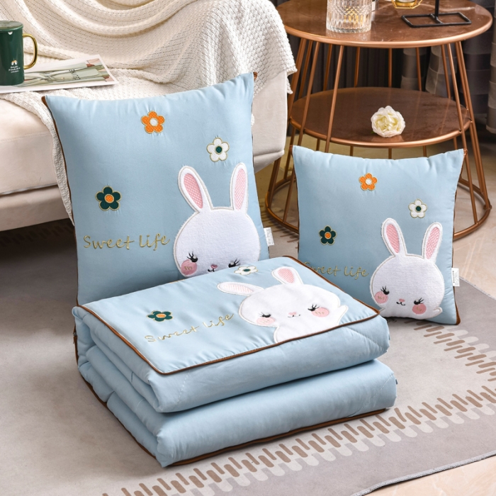 91家纺网 家纺一手货源 找家纺 阳光依佰抱枕被 2022新款磨毛小兔子贴布刺绣靠枕靠垫抱枕被 婴儿蓝