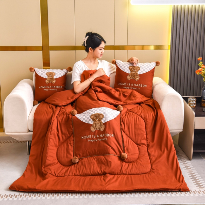 91家纺网 家纺一手货源 找家纺 阳光依佰抱枕被 磨毛球球小熊款刺绣靠枕靠垫抱枕被 艾玛橙