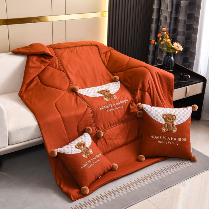 91家纺网 家纺一手货源 找家纺 阳光依佰抱枕被 磨毛球球小熊款刺绣靠枕靠垫抱枕被 艾玛橙