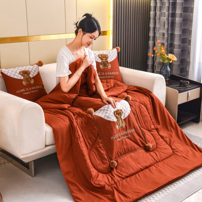 91家纺网 家纺一手货源 找家纺 阳光依佰抱枕被 磨毛球球小熊款刺绣靠枕靠垫抱枕被 艾玛橙