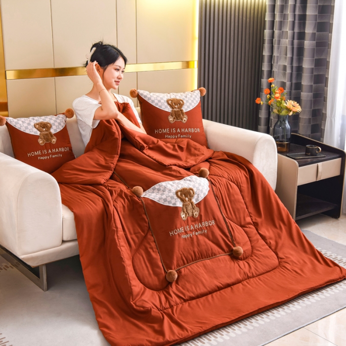 91家纺网 家纺一手货源 找家纺 阳光依佰抱枕被 磨毛球球小熊款刺绣靠枕靠垫抱枕被 艾玛橙