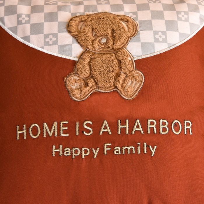 91家纺网 家纺一手货源 找家纺 阳光依佰抱枕被 磨毛球球小熊款刺绣靠枕靠垫抱枕被 艾玛橙