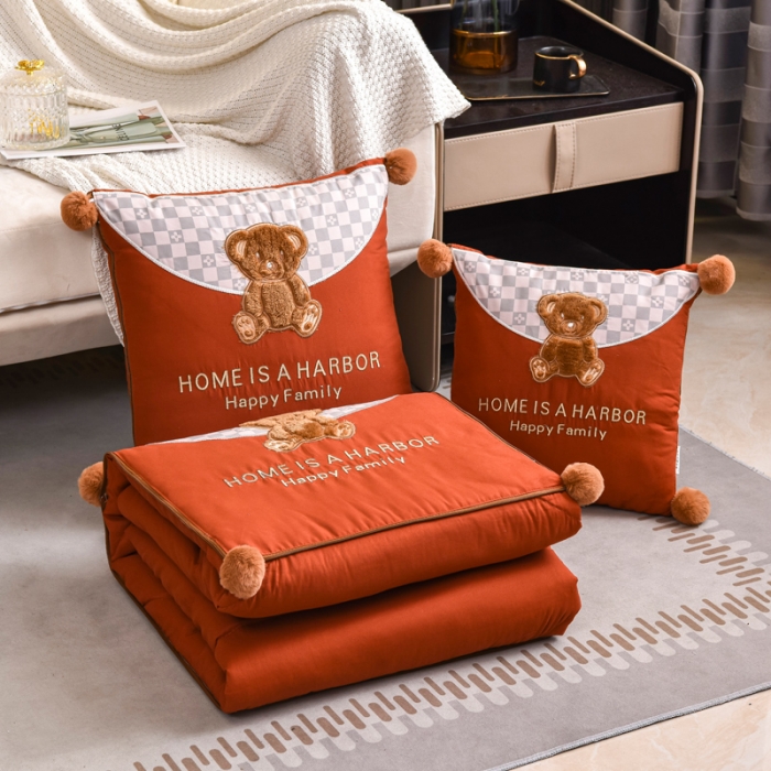 91家纺网 家纺一手货源 找家纺 阳光依佰抱枕被 磨毛球球小熊款刺绣靠枕靠垫抱枕被 艾玛橙