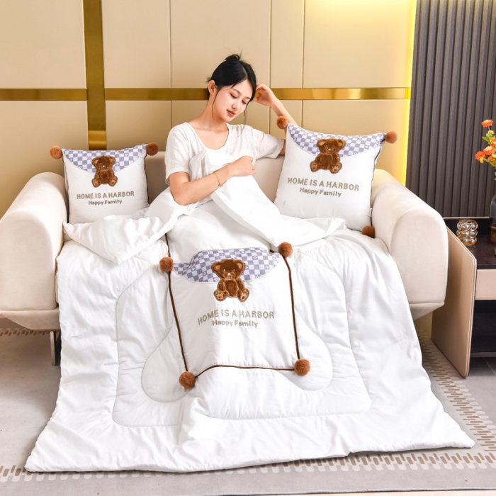 91家纺网 家纺一手货源 找家纺 阳光依佰抱枕被 2022新款磨毛球球小熊款刺绣靠枕靠垫抱枕被 白色