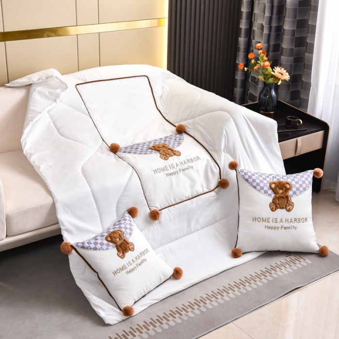 91家纺网 家纺一手货源 找家纺 阳光依佰抱枕被 2022新款磨毛球球小熊款刺绣靠枕靠垫抱枕被 白色