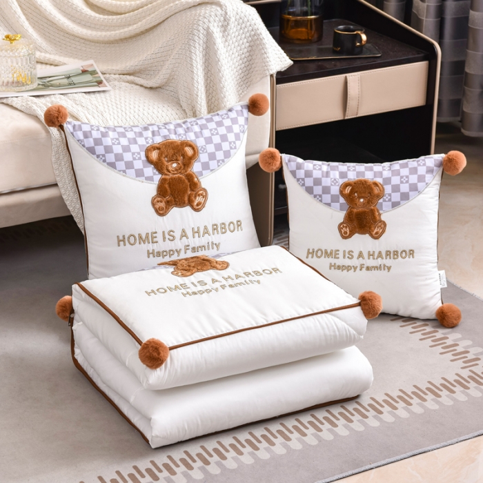 91家纺网 家纺一手货源 找家纺 阳光依佰抱枕被 2022新款磨毛球球小熊款刺绣靠枕靠垫抱枕被 白色