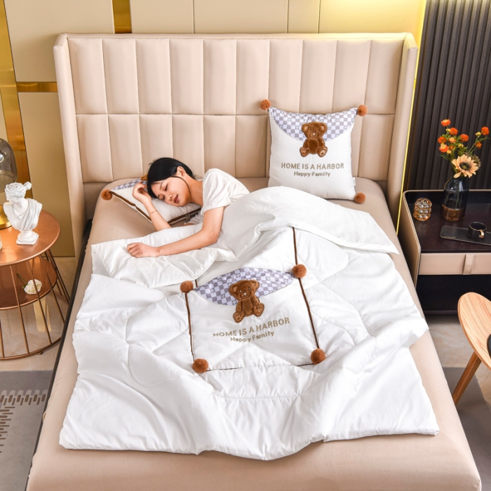 91家纺网 家纺一手货源 找家纺 阳光依佰抱枕被 2022新款磨毛球球小熊款刺绣靠枕靠垫抱枕被 白色