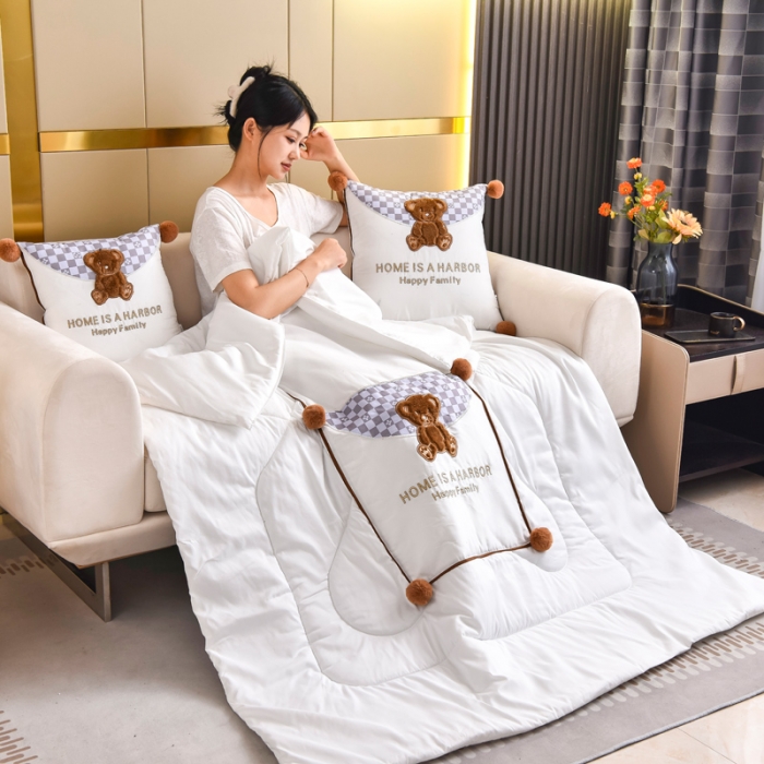 91家纺网 家纺一手货源 找家纺 阳光依佰抱枕被 2022新款磨毛球球小熊款刺绣靠枕靠垫抱枕被 白色
