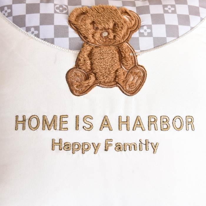 91家纺网 家纺一手货源 找家纺 阳光依佰抱枕被 2022新款磨毛球球小熊款刺绣靠枕靠垫抱枕被 白色