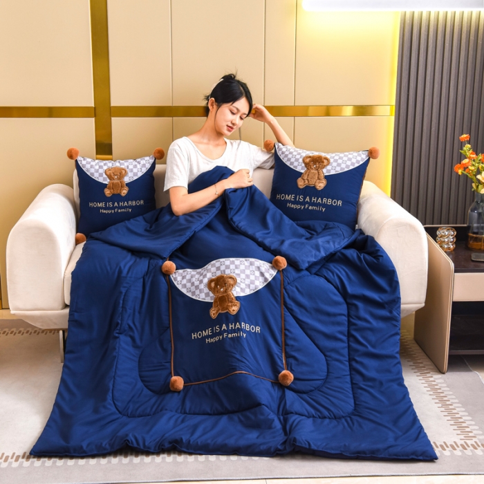 91家纺网 家纺一手货源 找家纺 阳光依佰抱枕被 2022新款磨毛球球小熊款刺绣靠枕靠垫抱枕被 宝蓝色
