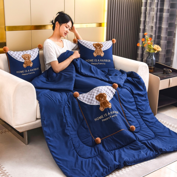91家纺网 家纺一手货源 找家纺 阳光依佰抱枕被 2022新款磨毛球球小熊款刺绣靠枕靠垫抱枕被 宝蓝色