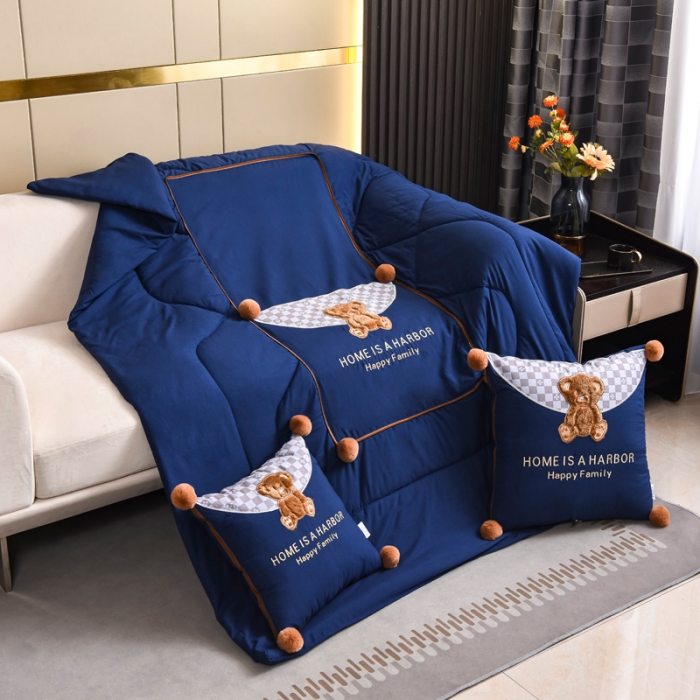 91家纺网 家纺一手货源 找家纺 阳光依佰抱枕被 2022新款磨毛球球小熊款刺绣靠枕靠垫抱枕被 宝蓝色