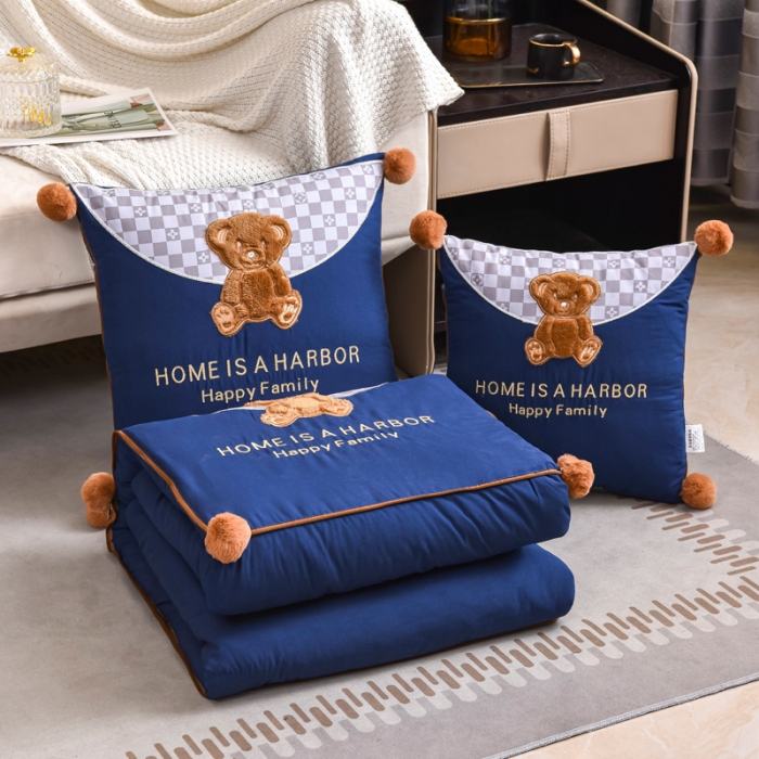 91家纺网 家纺一手货源 找家纺 阳光依佰抱枕被 2022新款磨毛球球小熊款刺绣靠枕靠垫抱枕被 宝蓝色