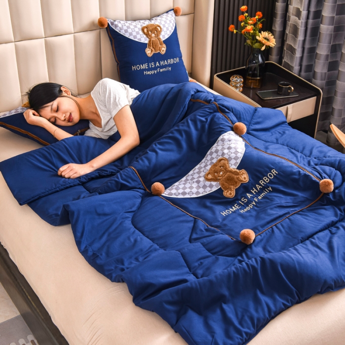 91家纺网 家纺一手货源 找家纺 阳光依佰抱枕被 2022新款磨毛球球小熊款刺绣靠枕靠垫抱枕被 宝蓝色