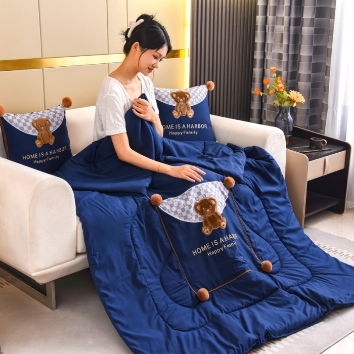 91家纺网 家纺一手货源 找家纺 阳光依佰抱枕被 2022新款磨毛球球小熊款刺绣靠枕靠垫抱枕被 宝蓝色