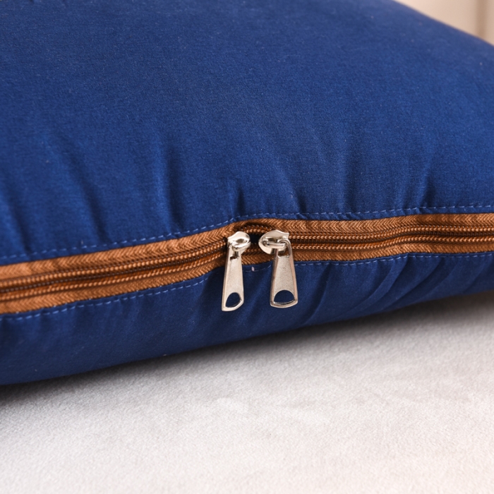 91家纺网 家纺一手货源 找家纺 阳光依佰抱枕被 2022新款磨毛球球小熊款刺绣靠枕靠垫抱枕被 宝蓝色