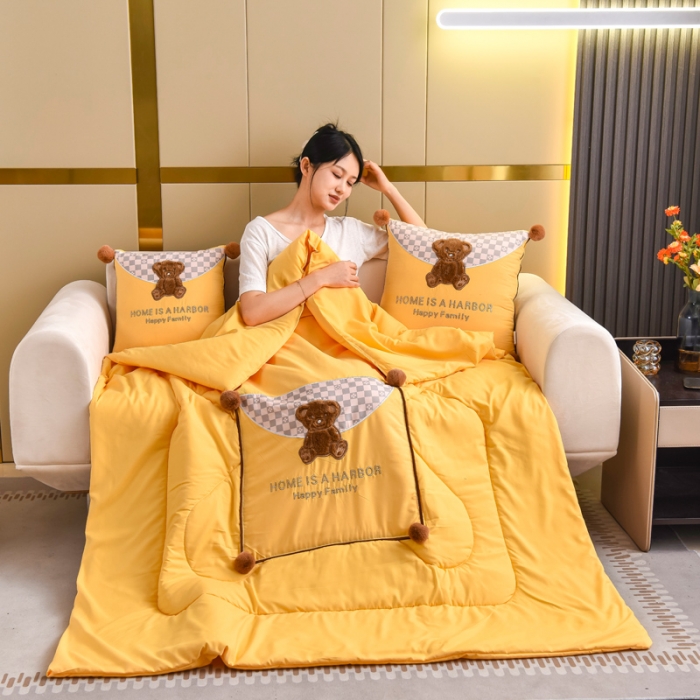 91家纺网 家纺一手货源 找家纺 阳光依佰抱枕被 2022新款磨毛球球小熊款刺绣靠枕靠垫抱枕被 明黄色