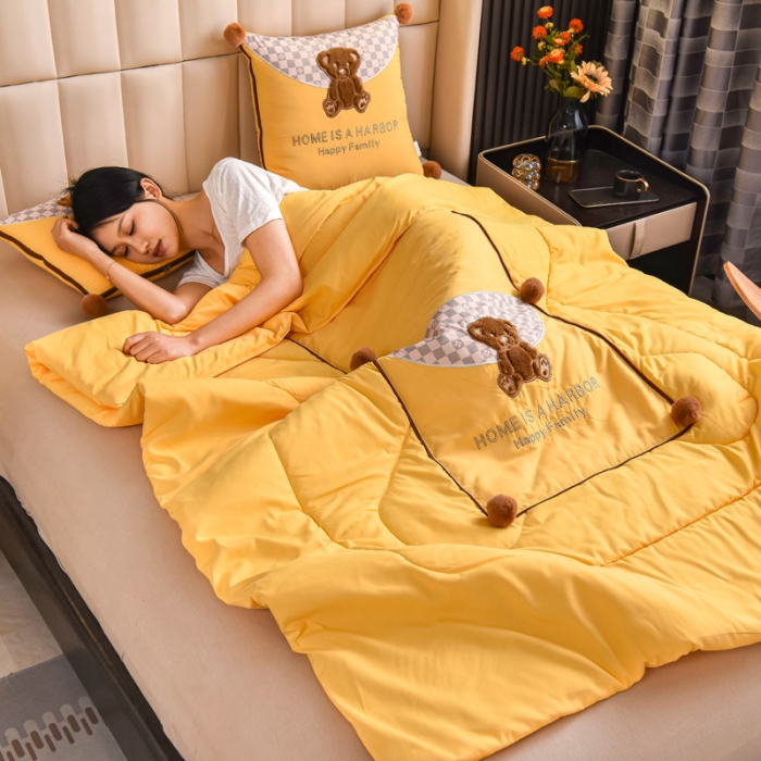 91家纺网 家纺一手货源 找家纺 阳光依佰抱枕被 2022新款磨毛球球小熊款刺绣靠枕靠垫抱枕被 明黄色