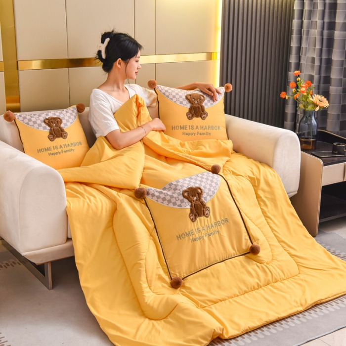 91家纺网 家纺一手货源 找家纺 阳光依佰抱枕被 2022新款磨毛球球小熊款刺绣靠枕靠垫抱枕被 明黄色