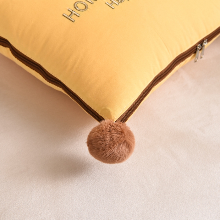 91家纺网 家纺一手货源 找家纺 阳光依佰抱枕被 2022新款磨毛球球小熊款刺绣靠枕靠垫抱枕被 明黄色