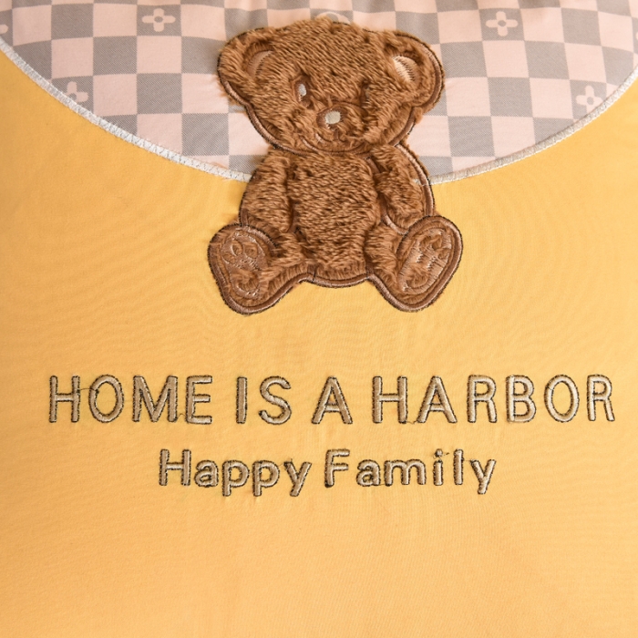 91家纺网 家纺一手货源 找家纺 阳光依佰抱枕被 2022新款磨毛球球小熊款刺绣靠枕靠垫抱枕被 明黄色