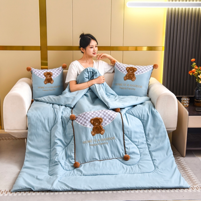 91家纺网 家纺一手货源 找家纺 阳光依佰抱枕被 2022新款磨毛球球小熊款刺绣靠枕靠垫抱枕被 婴儿蓝
