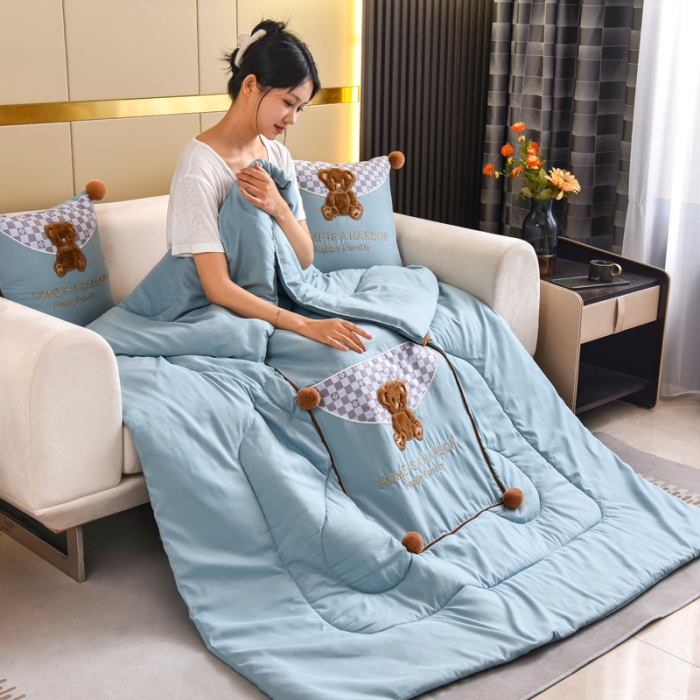 91家纺网 家纺一手货源 找家纺 阳光依佰抱枕被 2022新款磨毛球球小熊款刺绣靠枕靠垫抱枕被 婴儿蓝