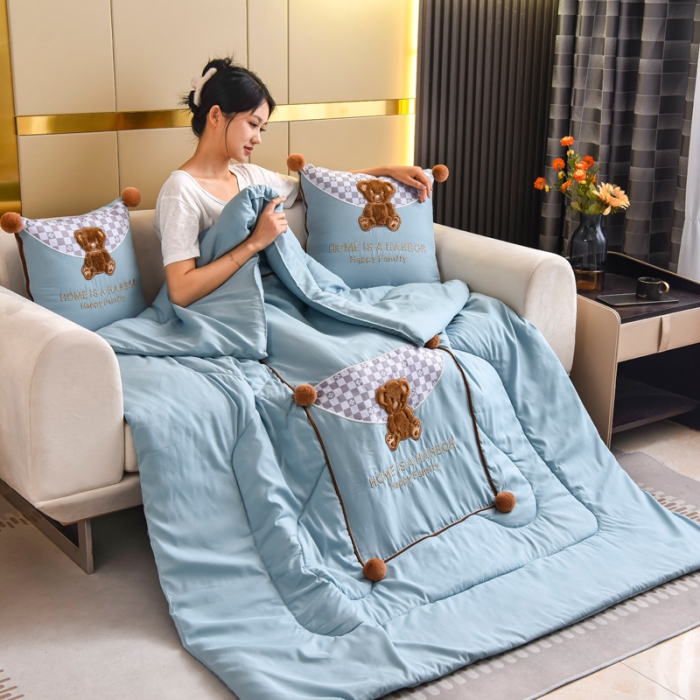 91家纺网 家纺一手货源 找家纺 阳光依佰抱枕被 2022新款磨毛球球小熊款刺绣靠枕靠垫抱枕被 婴儿蓝