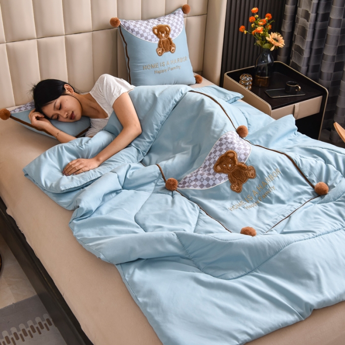 91家纺网 家纺一手货源 找家纺 阳光依佰抱枕被 2022新款磨毛球球小熊款刺绣靠枕靠垫抱枕被 婴儿蓝