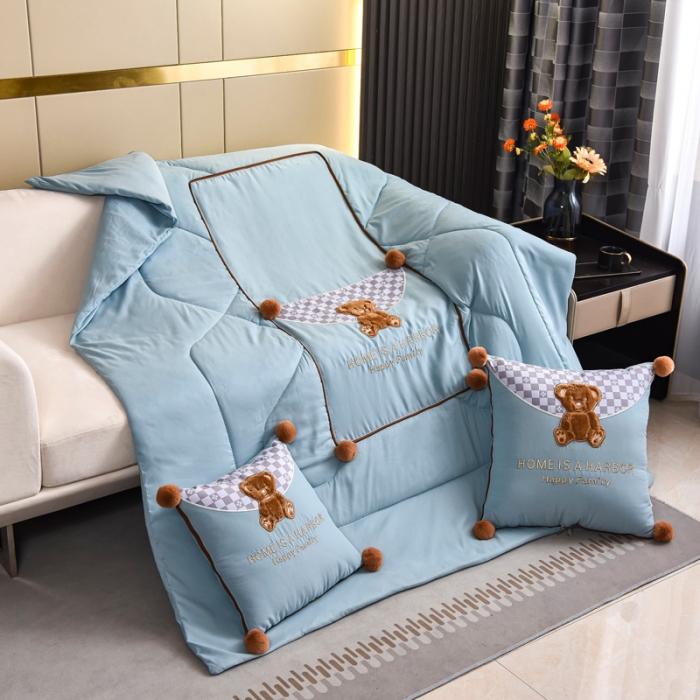 91家纺网 家纺一手货源 找家纺 阳光依佰抱枕被 2022新款磨毛球球小熊款刺绣靠枕靠垫抱枕被 婴儿蓝