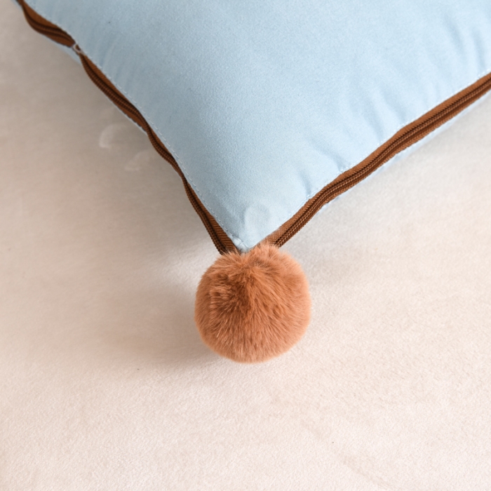 91家纺网 家纺一手货源 找家纺 阳光依佰抱枕被 2022新款磨毛球球小熊款刺绣靠枕靠垫抱枕被 婴儿蓝