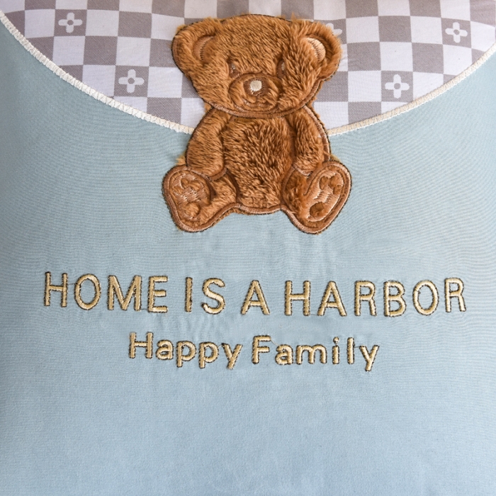 91家纺网 家纺一手货源 找家纺 阳光依佰抱枕被 2022新款磨毛球球小熊款刺绣靠枕靠垫抱枕被 婴儿蓝