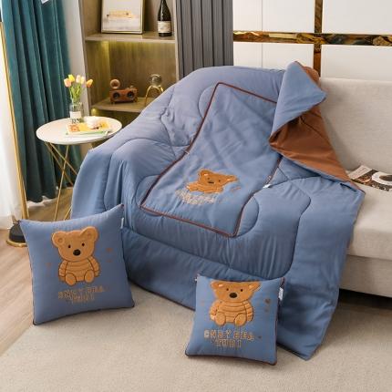 91家纺网 家纺一手货源 找家纺 宝马家纺 2022新款呆呆熊贴布绣四季款抱枕被 呆呆熊-海蓝