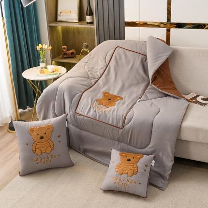 91家纺网 家纺一手货源 找家纺 宝马家纺 2022新款呆呆熊贴布绣四季款抱枕被 呆呆熊-灰