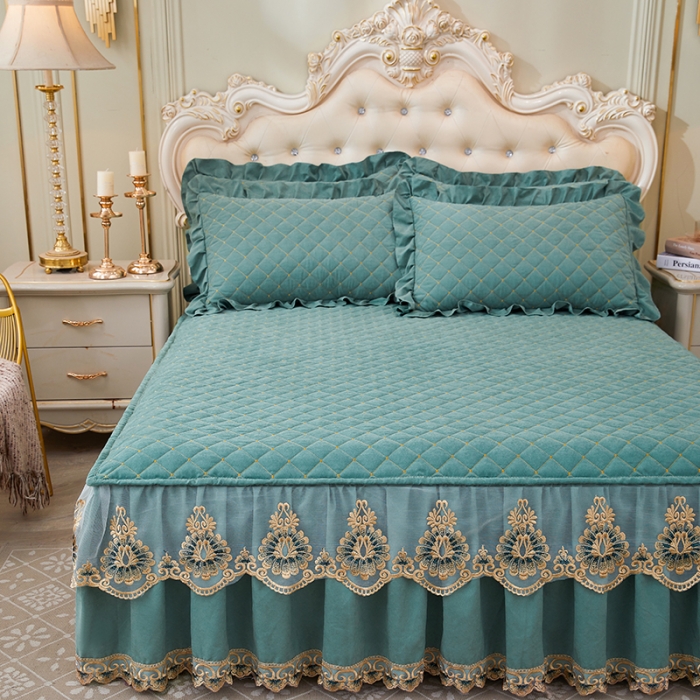 91家纺网 家纺一手货源 找家纺 屹成家纺 2024新款天竺棉夹棉床裙 孔雀绿