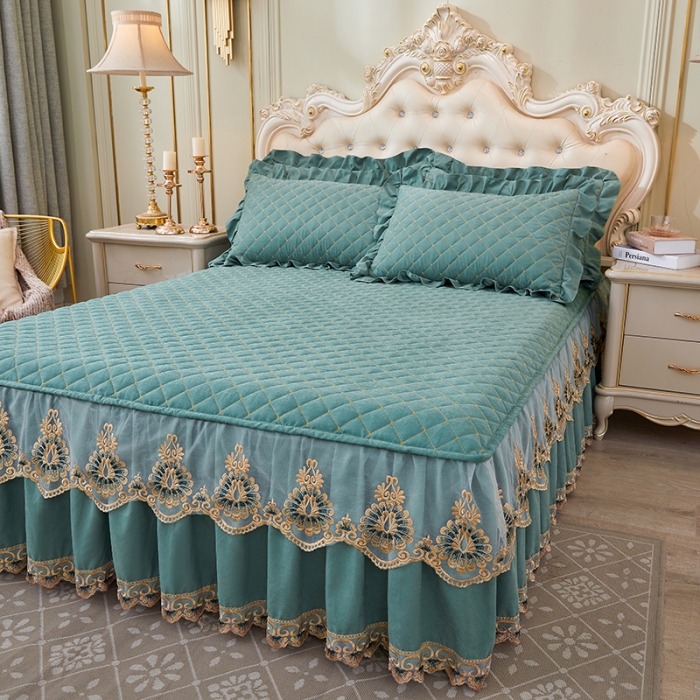 91家纺网 家纺一手货源 找家纺 屹成家纺 2024新款天竺棉夹棉床裙 孔雀绿