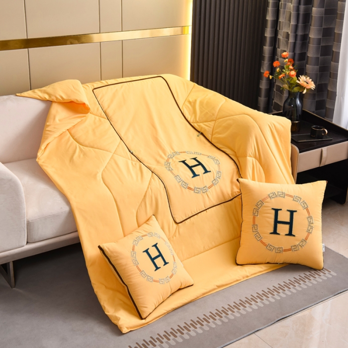 91家纺网 家纺一手货源 找家纺 （总）阳光依佰抱枕被 2022新款磨毛回纹刺绣靠枕靠垫抱枕被