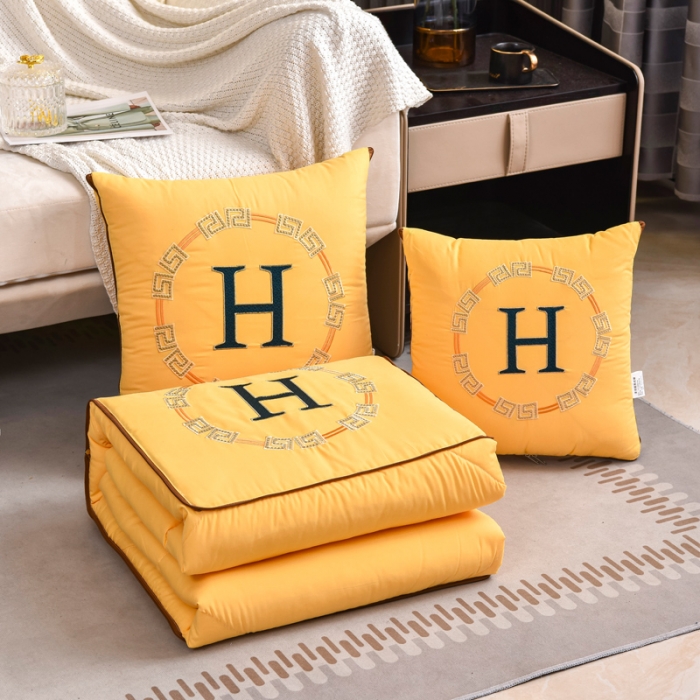 91家纺网 家纺一手货源 找家纺 （总）阳光依佰抱枕被 2022新款磨毛回纹刺绣靠枕靠垫抱枕被