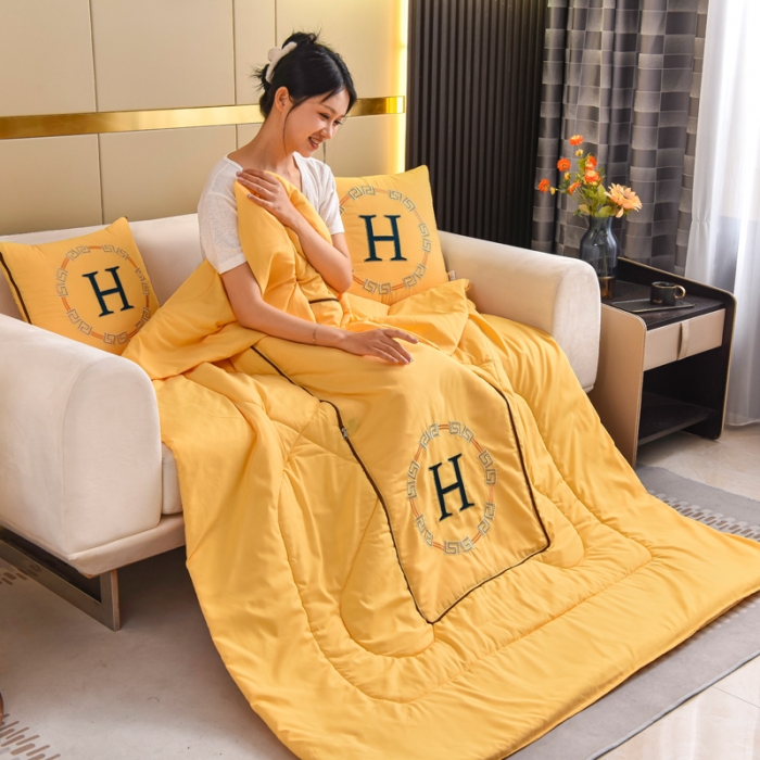 91家纺网 家纺一手货源 找家纺 （总）阳光依佰抱枕被 2022新款磨毛回纹刺绣靠枕靠垫抱枕被