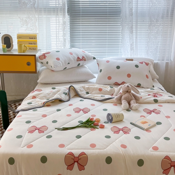 91家纺网 家纺一手货源 找家纺 昔可 2022新款包边牛奶丝针织夏被 粉绿波点蝴蝶结