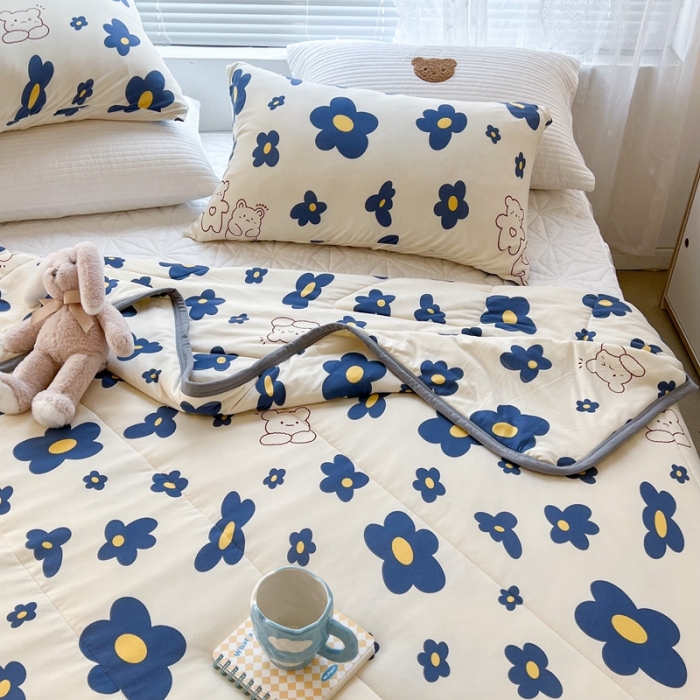 91家纺网 家纺一手货源 找家纺 昔可 2022新款包边牛奶丝针织夏被 蓝花熊