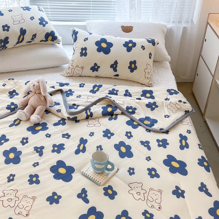 91家纺网 家纺一手货源 找家纺 昔可 2022新款包边牛奶丝针织夏被 蓝花熊