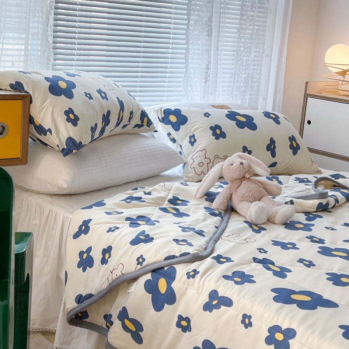 91家纺网 家纺一手货源 找家纺 昔可 2022新款包边牛奶丝针织夏被 蓝花熊