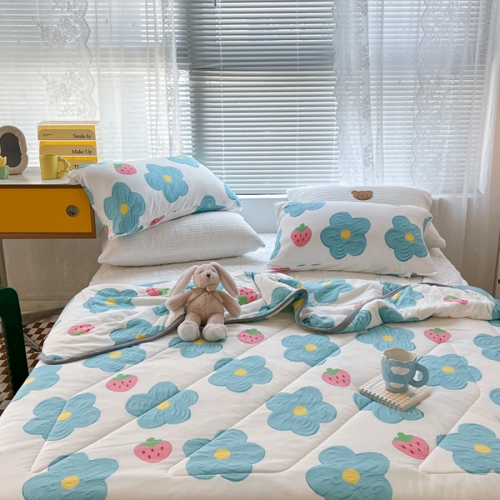 91家纺网 家纺一手货源 找家纺 昔可 2022新款包边牛奶丝针织夏被 夏日蓝花草莓