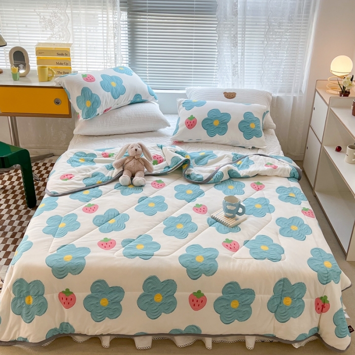 91家纺网 家纺一手货源 找家纺 昔可 2022新款包边牛奶丝针织夏被 夏日蓝花草莓