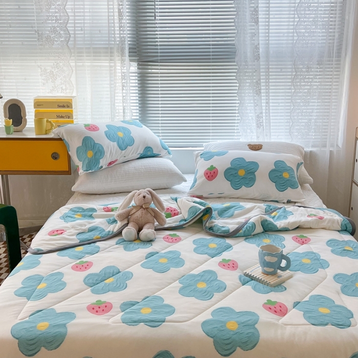 91家纺网 家纺一手货源 找家纺 昔可 2022新款包边牛奶丝针织夏被 夏日蓝花草莓