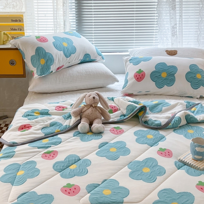 91家纺网 家纺一手货源 找家纺 昔可 2022新款包边牛奶丝针织夏被 夏日蓝花草莓