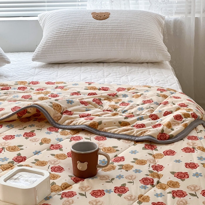 91家纺网 家纺一手货源 找家纺 昔可 2022新款包边牛奶丝针织夏被 夏日玫瑰